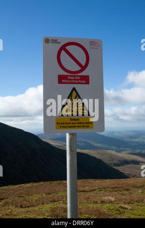 Panneau d'avertissement pour la portée de l'Artillerie Glen of Imaal, Lugnaquilla, Montagnes de Wicklow, comté de Wicklow, en Irlande. Banque D'Images