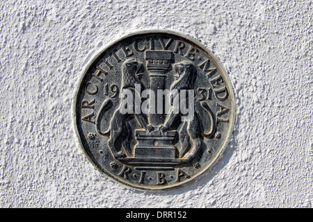 Une plaque murale de la crête de l'Institut Royal des Architectes britanniques pour le Royal Corinthian Yacht Club de Burnham on Crouch Banque D'Images