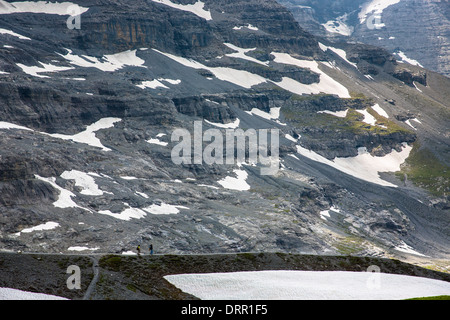 Randonneurs sur le sentier de l'Eiger par le glacier de l'Eiger, Eigergletscher, Alpes suisses, en Valais, Suisse Banque D'Images