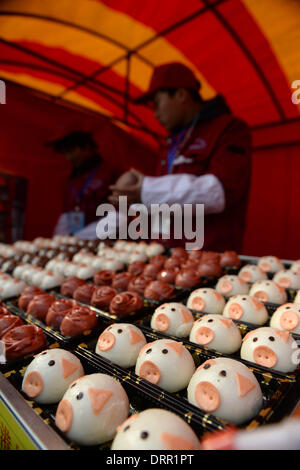 Beijing, Chine. Jan 31, 2014. Des collations sont affiché lors d'une foire du temple pour célébrer la fête du printemps, ou le Nouvel An Chinois, à Beijing, capitale de Chine, le 31 janvier 2014. Jundong Crédit : Li/Xinhua/Alamy Live News Banque D'Images