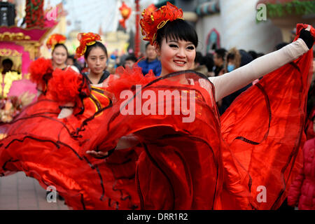 Beijing, Chine. Jan 31, 2014. Danse artistes lors d'une foire du temple pour célébrer la fête du printemps, ou le Nouvel An Chinois, à Beijing, capitale de Chine, le 31 janvier 2014. Jundong Crédit : Li/Xinhua/Alamy Live News Banque D'Images
