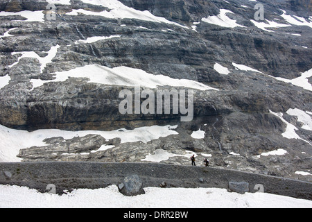 Randonneurs sur le sentier près de l'Eiger, le Glacier de l'Eiger, dans les Alpes Suisses Eigergletscher, Oberland Bernois, Suisse Banque D'Images