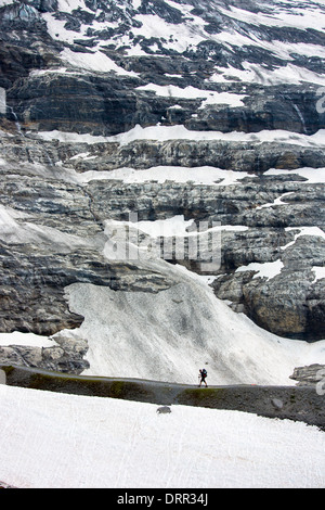 Randonneur avec équipement de camping sur le sentier du Glacier de l'Eiger par Eiger, Eigergletscher, Alpes suisses, en Valais, Suisse Banque D'Images