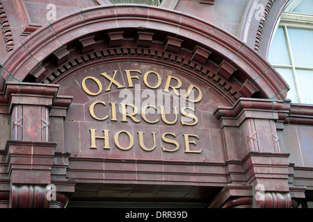 Porte en arche pour le métro de Londres à Oxford Circus, Oxford Street, Londres, Angleterre, Royaume-Uni. Banque D'Images
