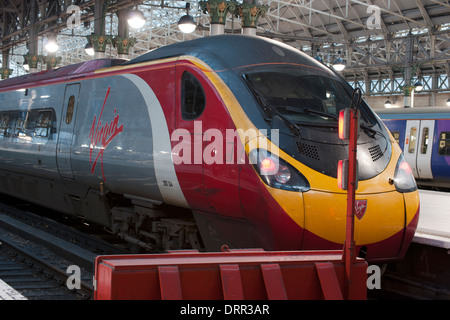 Class 390 Pendolino Virgin Train à la gare de Manchester Piccadilly, Manchester, Angleterre, RU Banque D'Images