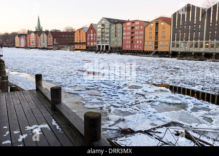 La zone de Bryggen sur la rivière Nidelva, Trondheim, Norvège Banque D'Images