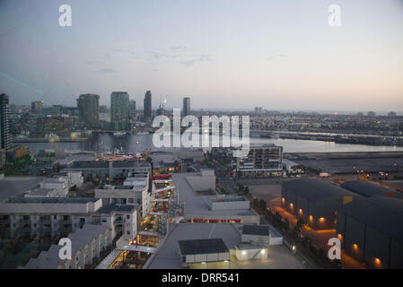 Vue de la ville avec la gare et des quais en premier plan et la banlieue ouest à distance de l'étoile de Melbourne est une grande roue dans la ville au bord de l'eau Banque D'Images