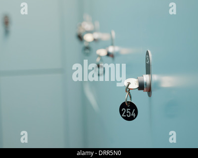 De nombreux casiers individuels avec les touches sur le vestiaire. Banque D'Images