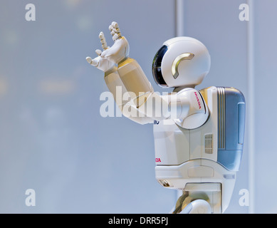 'Robot Asimo" développé par le constructeur automobile japonais Honda renonce aux visiteurs à une présentation à la Zurich Motor Show Banque D'Images