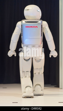 'Robot Asimo" développé par le constructeur automobile japonais Honda a quitté la scène après une présentation à la Zurich Motor Show Banque D'Images