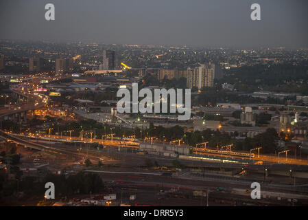 Vue de la ville avec la gare et des quais en premier plan et la banlieue ouest à distance de l'étoile de Melbourne est une grande roue dans la ville au bord de l'eau dans le quartier des docks de la cité de Melbourne, capitale de l'état de Victoria, Australie Banque D'Images