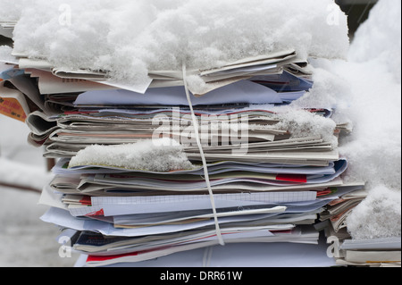 Les vieux papiers couverts de neige est prêt à être recueillies et sur une rue dans un quartier résidentiel de Zurich, Suisse. Banque D'Images