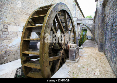 Moulin à eau historique dans l'abbaye de Fontenay, Bourgogne, France. Banque D'Images