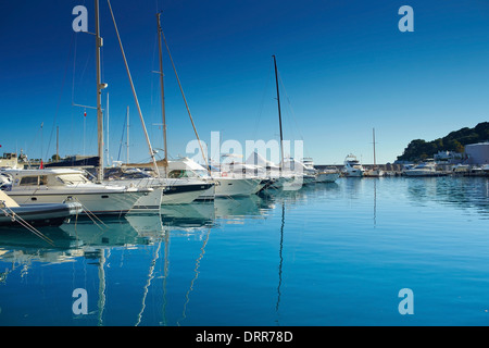 Avis de yachts de luxe dans le port de Monaco. Bay Cap Dail Banque D'Images