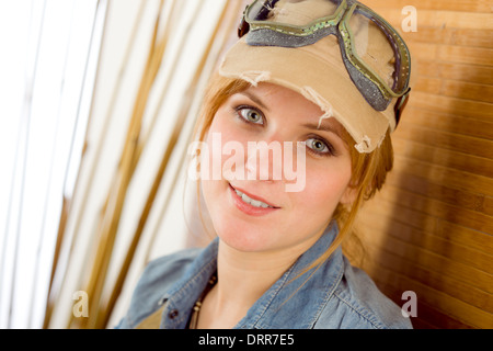 Portrait jeune femme avec des lunettes de pilote Banque D'Images