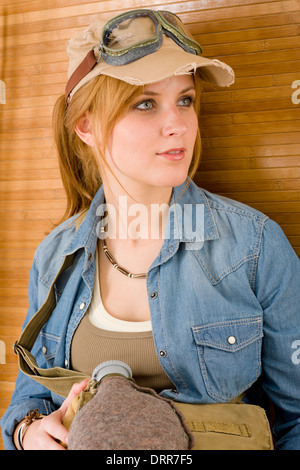 Portrait jeune femme avec des lunettes de pilote Banque D'Images