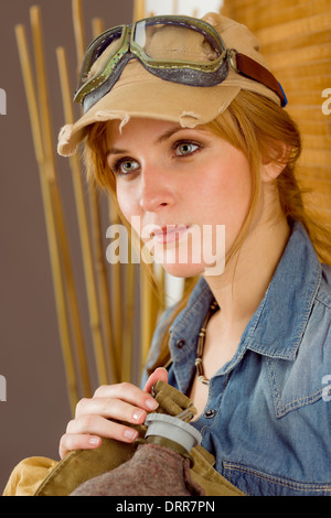 Portrait jeune femme avec des lunettes de pilote Banque D'Images