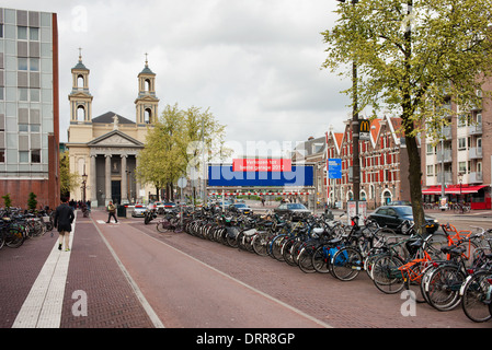 Piste cyclable et de vélos le long de la place Waterlooplein, Moïse et Aaron Église (néerlandais : Mozes en Aaronkerk) à Amsterdam, Hollande Banque D'Images