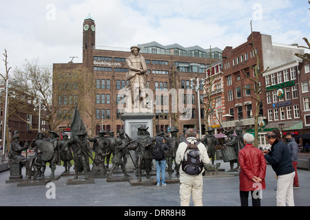 Monument de Rembrandt et de sculptures de la Night Watch sur Rembrandtplein (Rembrandt) à Amsterdam, Hollande, Pays-Bas. Banque D'Images