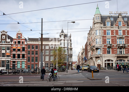 Centre-ville d'Amsterdam en Hollande, aux Pays-Bas, en vue de la rue Rokin. Banque D'Images