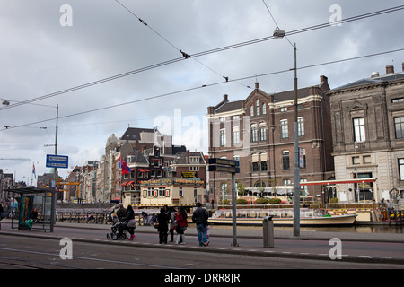 Centre-ville d'Amsterdam en Hollande, aux Pays-Bas, en vue de la rue Rokin, les personnes en attente d'un tram. Banque D'Images