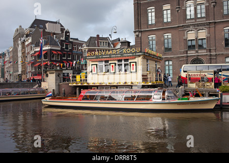 Tour de passagers bateau prêt pour des croisières sur le canal à Rondvaart Koou jetée dans le centre-ville d'Amsterdam, Hollande, Pays-Bas. Banque D'Images