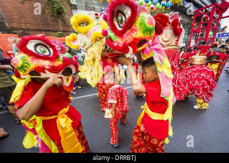 Bangkok, Thaïlande. Jan 31, 2014. Les enfants membres d'une troupe de danse du lion chinois Yaowarat Road sur effectuer lors de festivités du Nouvel An lunaire, également appelé Tet et le Nouvel An chinois, à Bangkok. Cette année est l'année du cheval. La Danse du Lion fait fuir les mauvais esprits et apporte la prospérité et la chance. Crédit : Jack Kurtz/ZUMAPRESS.com/Alamy Live News Banque D'Images