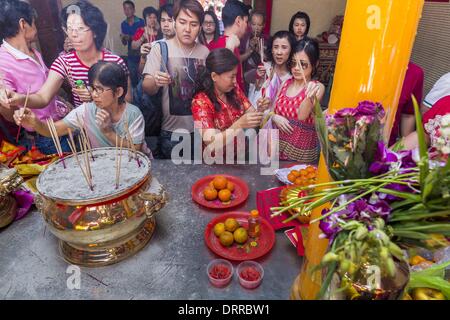 Bangkok, Thaïlande. Jan 31, 2014. Les gens prient à Wat Mangkon Kamalawat lors de festivités de la nouvelle année lunaire, également appelé Tet et le Nouvel An chinois, à Bangkok. Cette année est l'année du cheval. Crédit : Jack Kurtz/ZUMAPRESS.com/Alamy Live News Banque D'Images