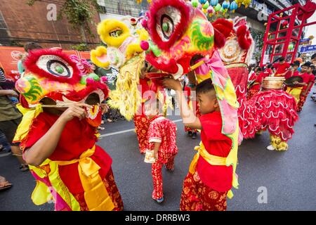 Bangkok, Thaïlande. Jan 31, 2014. Les enfants membres d'une troupe de danse du lion chinois Yaowarat Road sur effectuer lors de festivités du Nouvel An lunaire, également appelé Tet et le Nouvel An chinois, à Bangkok. Cette année est l'année du cheval. La Danse du Lion fait fuir les mauvais esprits et apporte la prospérité et la chance. Crédit : Jack Kurtz/ZUMAPRESS.com/Alamy Live News Banque D'Images