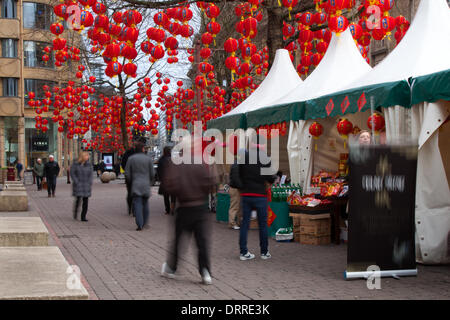 Manchester, UK 30 Janvier, 2014. Le marché chinois de la nourriture et des boissons à St Ann's Square qui a été transformée en une superbe lanterne rouge afficher d'accueillir un marché asiatique pour la première fois. Le nouvel an s'étendent également aux principaux quartiers commerçants de la ville où les sites et attractions touristiques va célébrer l'année du cheval avec un certain nombre d'activités à thème. Credit : Mar Photographics/Alamy Live News. Banque D'Images