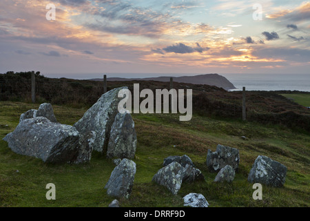 Cercle Meayll recloisonnées cairn et vue vers le mollet de l'homme au coucher du soleil, à l'île de Man Banque D'Images