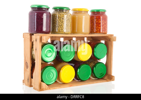 Des caisses en bois avec des pots en verre plein de légumes en conserve Banque D'Images