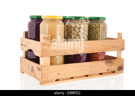 Des caisses en bois avec des pots en verre plein de légumes en conserve Banque D'Images