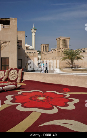 Dans le vieux quartier Bastakia Dubai, Émirats arabes unis, avec mosquée et tours à vent Banque D'Images