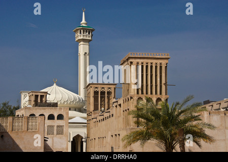 Mosquée et tours à vent en quart de Bastakia vieux Dubai, Émirats Arabes Unis Banque D'Images