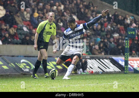 Leicester, Royaume-Uni. Jan 31, 2014. Bains thermaux Gavin Henson convertit au cours de la LV = Cup match entre Leicester Tigers et Bath Rugby de Welford Road. Credit : Action Plus Sport/Alamy Live News Banque D'Images