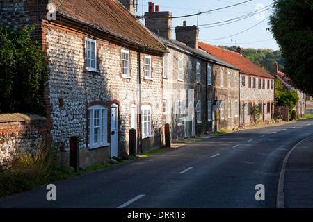 Fin d'après-midi sur une rangée de cottages à Burnham Road, dans le centre du village, North Creake, Norfolk Banque D'Images