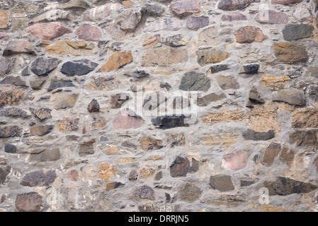 Vieux Mur de pierre sur le terrain avec l'arrière-plan de couleurs différentes Banque D'Images