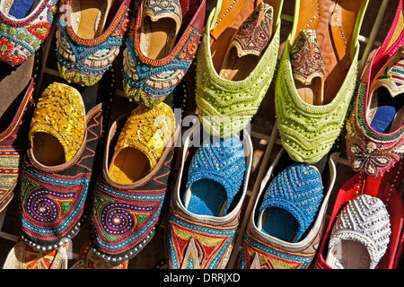 Des chaussures pour la vente au souk aux textiles, vieux quartier Bastakia, Dubai, Émirats Arabes Unis Banque D'Images
