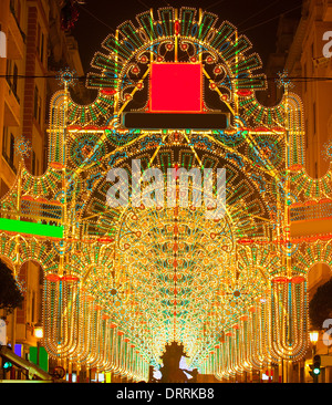 Belle nuit lumières dans les Fallas de Valencia en fest calle Sueca street Espagne Banque D'Images