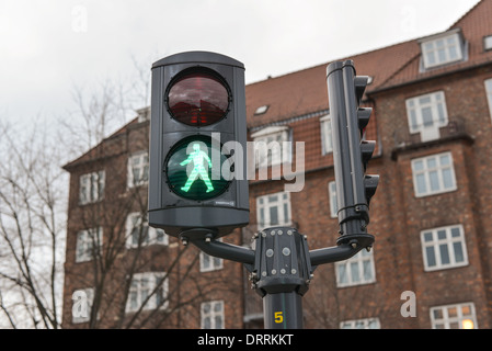 Lampe piétonne verte dans la ville de Copenhague, Danemark Banque D'Images