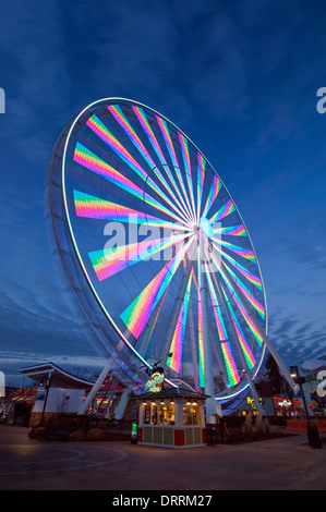 Le Great Smoky Mountain Wheel au crépuscule sur l'île de Pigeon Forge, Tennessee Banque D'Images