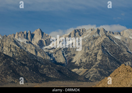 Mt Whitney, le sommet sur la gauche, de l'Alabama Hills près de Lone Pine, CA Banque D'Images