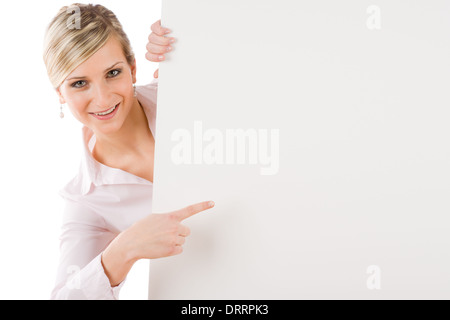 Businesswoman pointing de côté à bannière blanche Banque D'Images