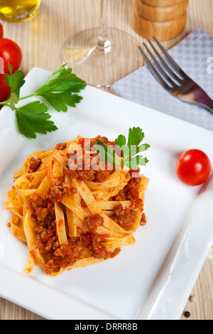 Des nouilles avec sauce à la viande dans un plat Banque D'Images