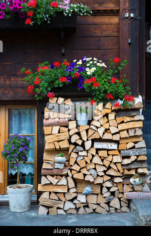 Un tas de bois au bois suisse au 18ème siècle maison Brunngasse à Brienz dans l'Oberland bernois, en Suisse Banque D'Images