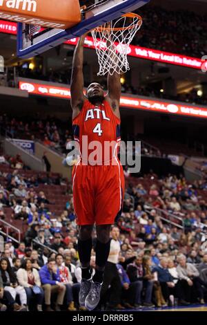 Philadelphie, Pennsylvanie, USA. Jan 31, 2014. Atlanta Hawks avant Paul Millsap (4) va jusqu'à la NBA dunk pendant le match entre les Atlanta Hawks et les Philadelphia 76ers au Wells Fargo Center de Philadelphie, Pennsylvanie. Christopher (Szagola/Cal Sport Media) Credit : csm/Alamy Live News Banque D'Images