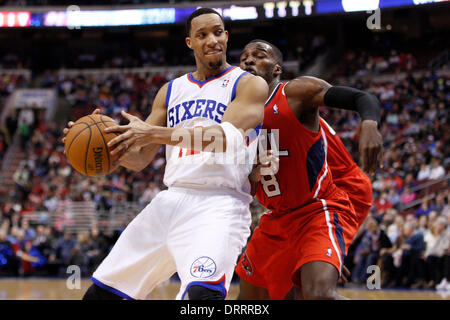 Philadelphie, Pennsylvanie, USA. Jan 31, 2014. Philadelphia 76ers petit ailier Evan Turner (12) en action contre Atlanta Hawks point guard Shelvin Mack (8) au cours de la NBA match entre les Atlanta Hawks et les Philadelphia 76ers au Wells Fargo Center de Philadelphie, Pennsylvanie. Christopher (Szagola/Cal Sport Media) Credit : csm/Alamy Live News Banque D'Images