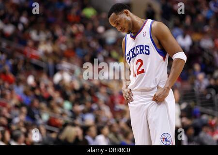 Philadelphie, Pennsylvanie, USA. Jan 31, 2014. Philadelphia 76ers petit ailier Evan Turner (12) regarde vers le bas au cours de la NBA match entre les Atlanta Hawks et les Philadelphia 76ers au Wells Fargo Center de Philadelphie, Pennsylvanie. Christopher (Szagola/Cal Sport Media) Credit : csm/Alamy Live News Banque D'Images