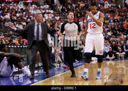 Philadelphie, Pennsylvanie, USA. Jan 31, 2014. Philadelphia 76ers petit ailier Evan Turner (12) réagit comme entraîneur-chef Brett Brown examine l'arbitre Brent Barnaky (70) au cours de la NBA match entre les Atlanta Hawks et les Philadelphia 76ers au Wells Fargo Center de Philadelphie, Pennsylvanie. Christopher (Szagola/Cal Sport Media) Credit : csm/Alamy Live News Banque D'Images